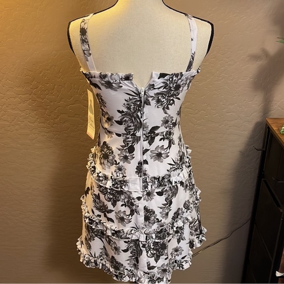 Size 16 dress black and white flower pattern😍 - Picture 4 of 6